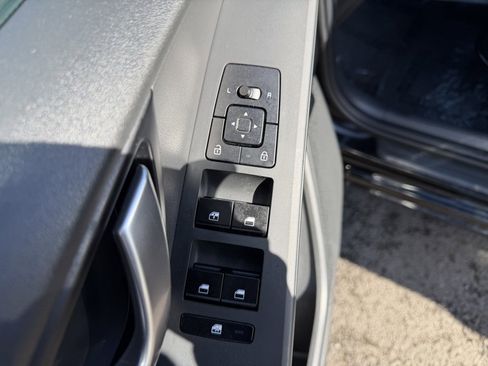 Used 2024 Kia Niro LX image 14