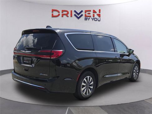 Used 2024 Chrysler Pacifica Limited FWD image 4