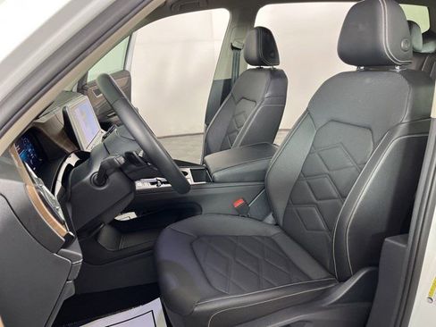 Used 2025 Volkswagen Atlas SE image 14