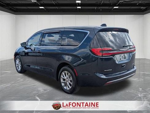 Used 2023 Chrysler Pacifica Touring-L image 3