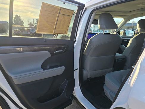 Used 2023 Toyota Highlander Platinum image 15