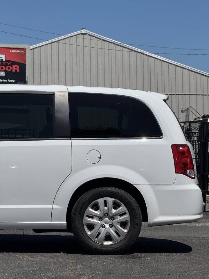 Used 2019 Dodge Grand Caravan SE w/ UConnect Hands-Free Group FWD image 17