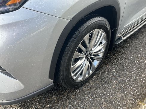 Certified 2024 Toyota Highlander Platinum AWD/4WD image 9