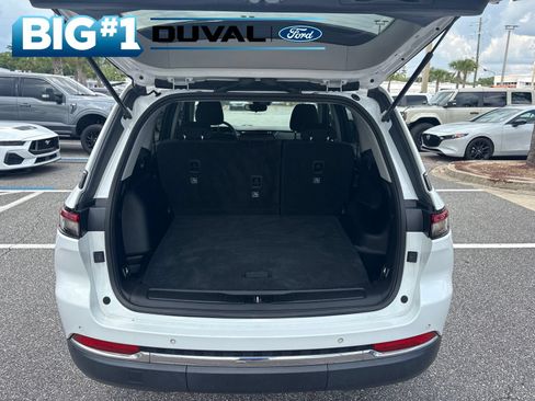Used 2023 Jeep Grand Cherokee Laredo RWD image 7