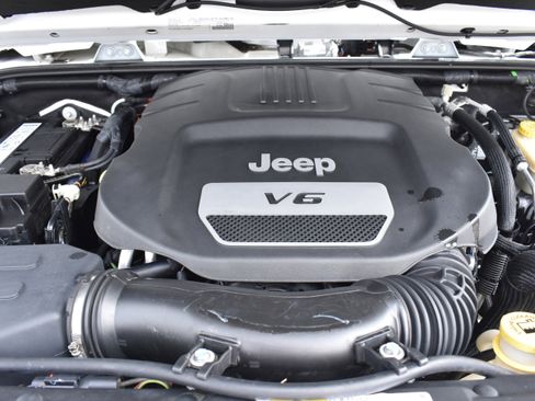 Used 2016 Jeep Wrangler Unlimited Sahara image 32