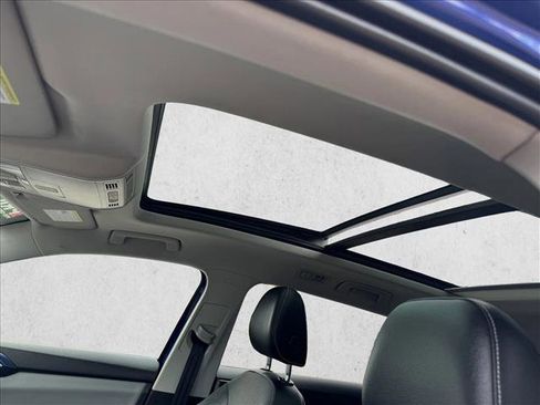Used 2022 Volkswagen Taos SE w/ Panoramic Sunroof Package AWD/4WD image 11