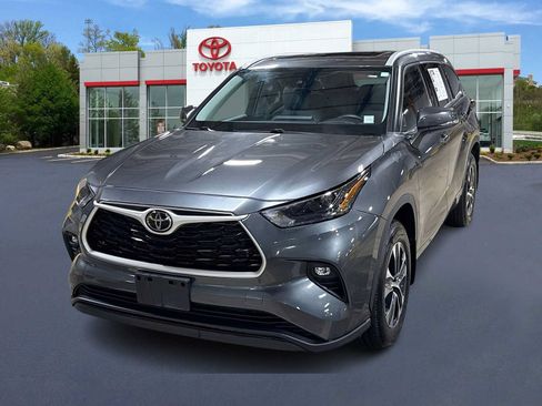Used 2022 Toyota Highlander XLE AWD/4WD image 1
