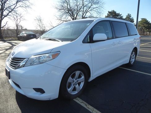 Used 2014 Toyota Sienna LE image 3