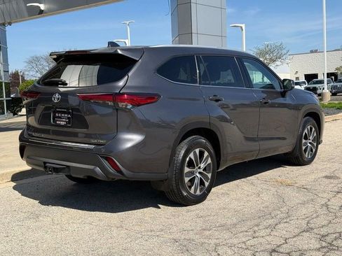 Used 2022 Toyota Highlander XLE AWD/4WD image 3