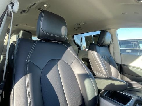 Used 2024 Chrysler Pacifica Touring-L image 27