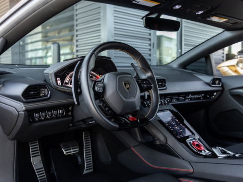 Used 2020 Lamborghini Huracan EVO image 34