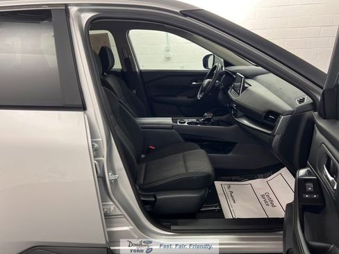 Used 2025 Nissan Rogue SV image 39