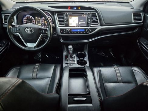 Used 2019 Toyota Highlander SE w/ Protection Package #3 image 13