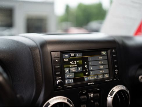 Used 2017 Jeep Wrangler Unlimited Sahara w/ Connectivity Group AWD/4WD image 12