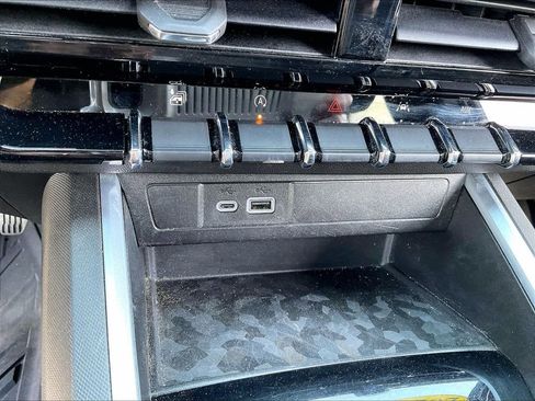 Used 2023 Chevrolet Colorado LT AWD/4WD image 12