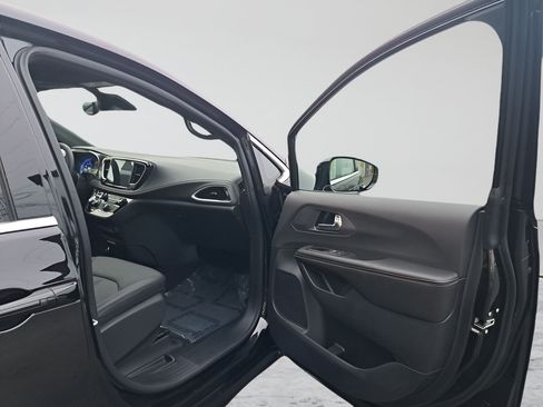 New 2026 Chrysler Pacifica Select FWD image 16