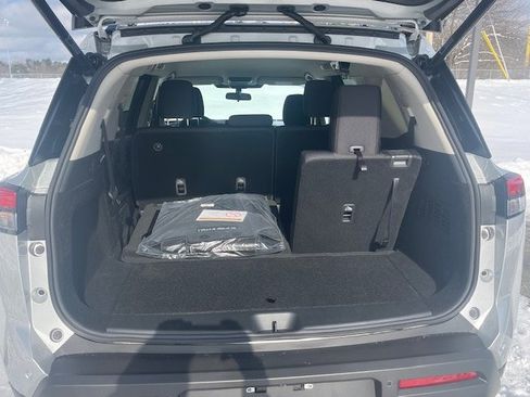 New 2025 Nissan Pathfinder SV image 9