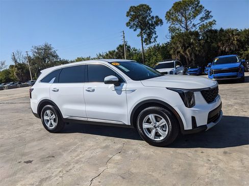 Certified 2025 Kia Sorento LX image 3