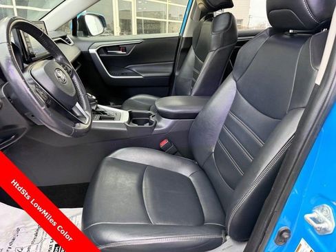 Used 2021 Toyota RAV4 XLE Premium image 16