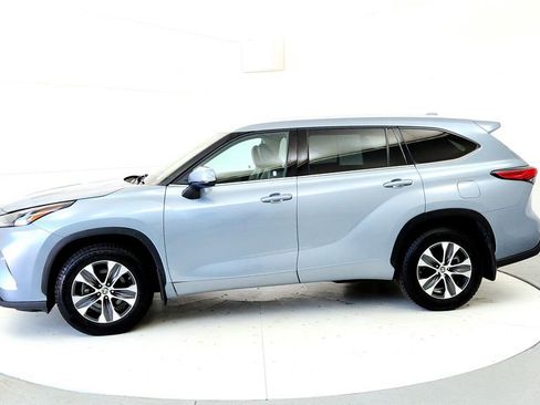 Used 2022 Toyota Highlander XLE AWD/4WD image 3