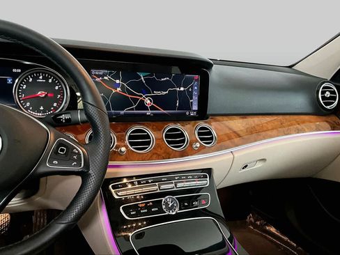 Certified 2018 Mercedes-Benz E 300 4MATIC image 7
