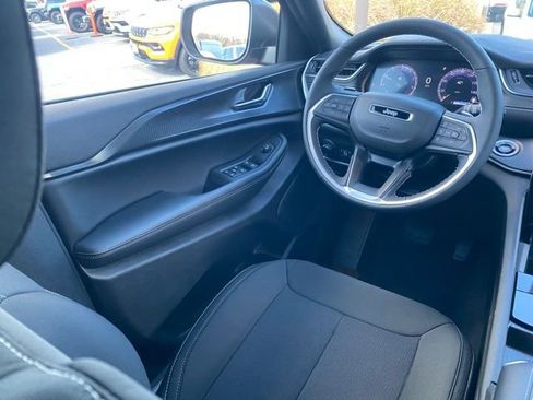 New 2025 Jeep Grand Cherokee Laredo X w/ Luxury Tech Group I AWD/4WD image 33