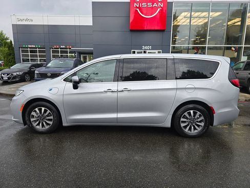 Used 2023 Chrysler Pacifica Touring-L FWD image 10
