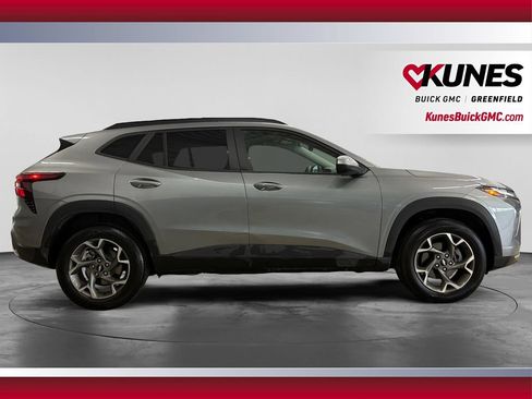 Used 2025 Chevrolet Trax LT w/ LT Convenience Package FWD image 10