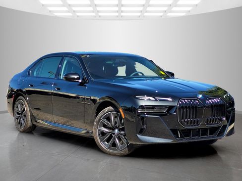 Used 2025 BMW i7 eDrive50 w/ M Sport Package RWD image 8
