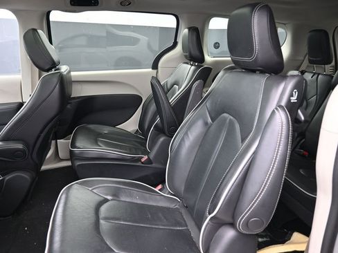 Used 2023 Chrysler Pacifica Limited FWD image 23