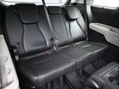 Used 2023 Kia Carnival EX image 24