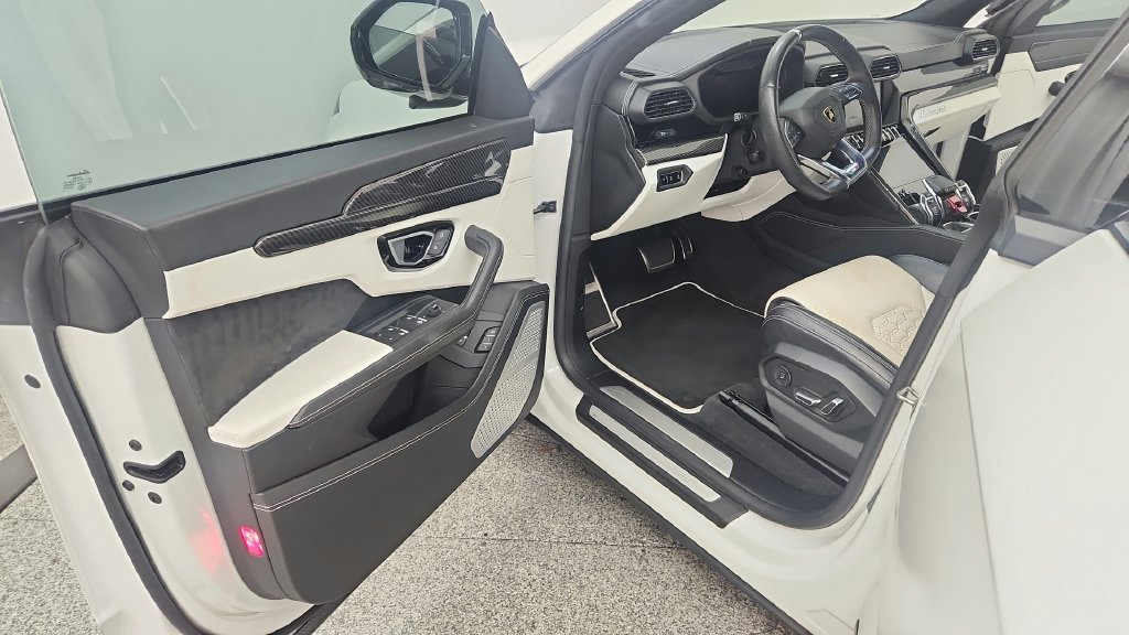 Used 2019 Lamborghini Urus AWD/4WD image 22