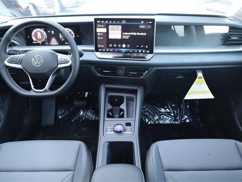 New 2025 Volkswagen Tiguan SE image 22