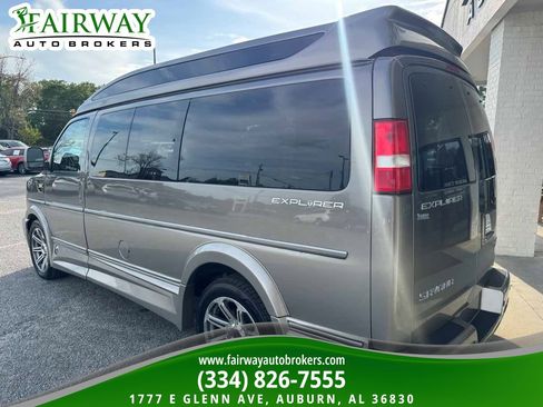 Used 2018 GMC Savana 2500 w/ Enhanced Convenience Package image 8