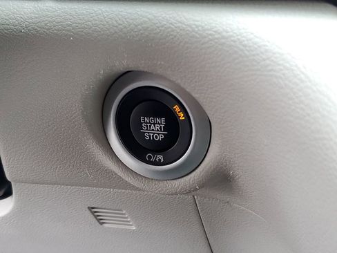 Used 2022 Chrysler Voyager LX FWD image 18