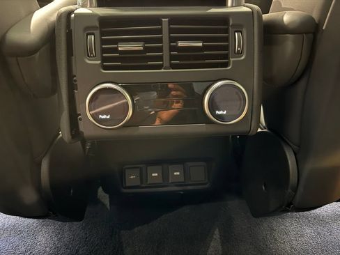 Used 2024 Land Rover Discovery Dynamic SE AWD/4WD image 30