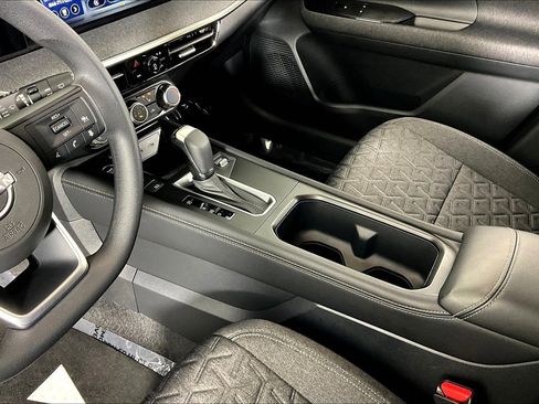 Used 2025 Nissan Kicks SV w/ SV Premium Package image 18