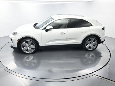 Certified 2025 Porsche Macan 4 Electric image 33