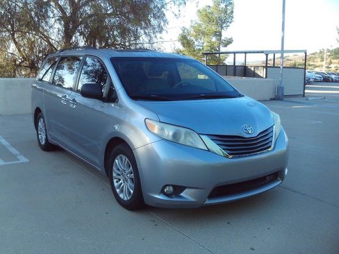 Used 2012 Toyota Sienna XLE w/ Premium Pkg FWD image 9