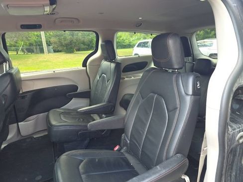Used 2017 Chrysler Pacifica Touring-L FWD image 11