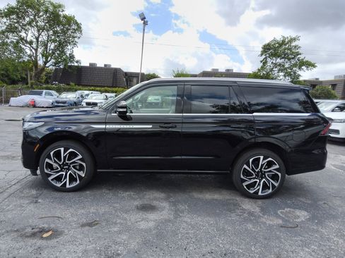 New 2026 Lincoln Navigator Reserve image 2