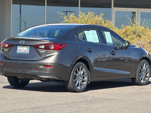 Used 2018 MAZDA MAZDA3 Touring FWD image 2