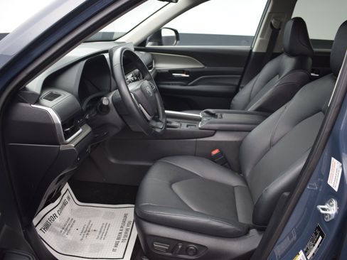 Used 2025 Toyota Grand Highlander AWD image 16