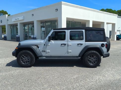 Used 2024 Jeep Wrangler Unlimited Sport AWD/4WD image 4