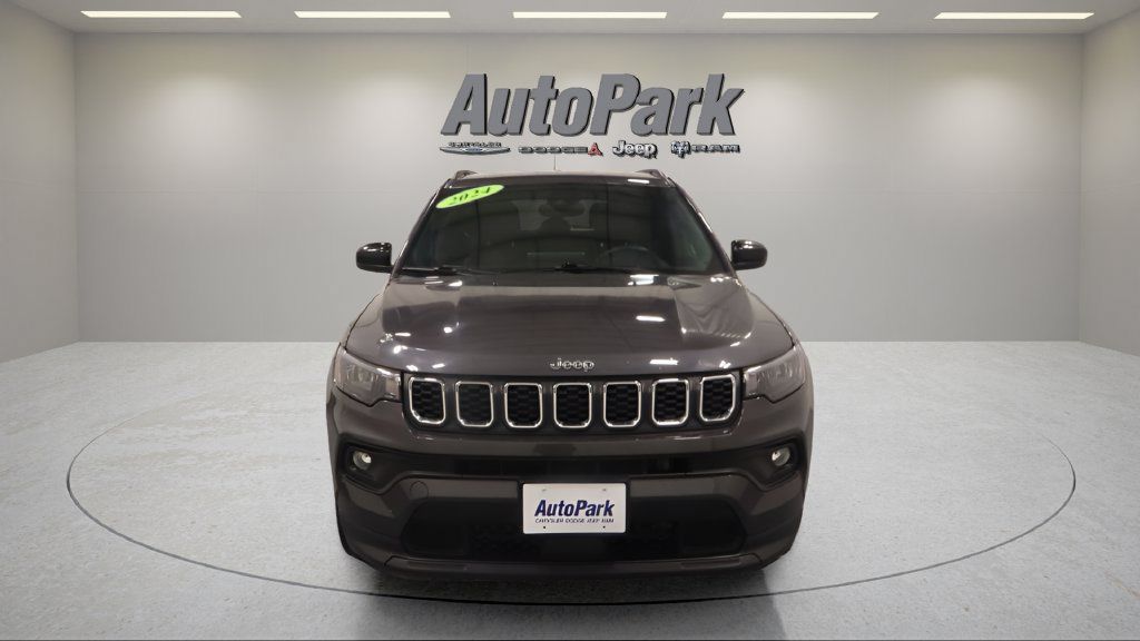 Used 2024 Jeep Compass Latitude AWD/4WD image 2