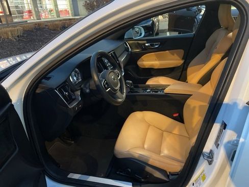 Used 2020 Volvo V60 T5 Momentum w/ Momentum Advanced Package image 7