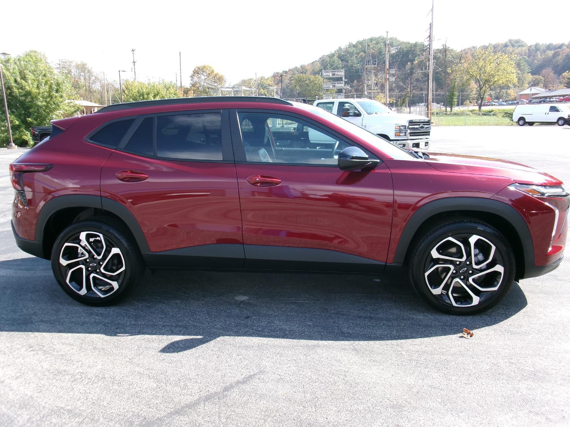 Used 2024 Chevrolet Trax RS w/ Sunroof Package FWD image 5