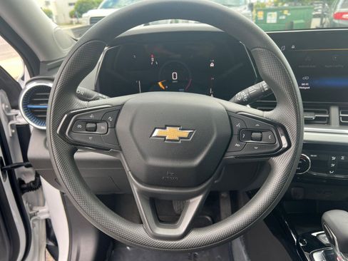 Used 2025 Chevrolet Trax LT FWD image 28