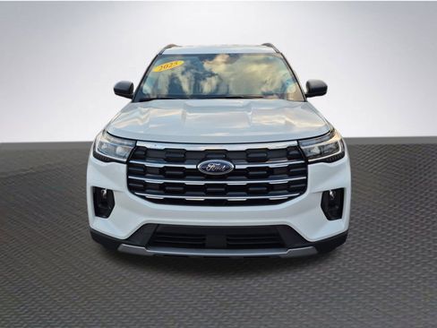 Used 2025 Ford Explorer Active w/ Active Comfort Package image 3
