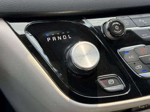 Certified 2024 Chrysler Pacifica Touring-L FWD image 6